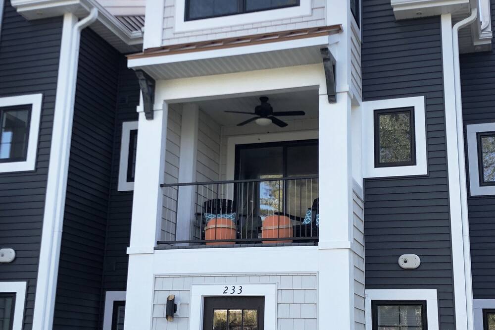 Stunning 3 Bedroom Condo - View the 3D Tour - Family Friendly, Bikes Included