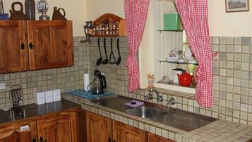 Full-sized fridge, microwave, stovetop, dishwasher