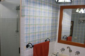 Classic Cottage, 2 Bedrooms | Bathroom | Shower, rainfall showerhead, free toiletries, hair dryer - Ayers Burra (Burra)