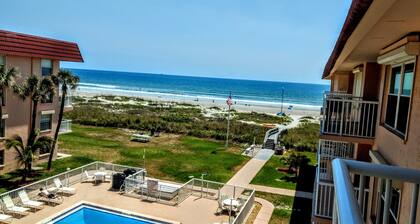 Tranquilidad en la playa, complejo frente al mar cerca del centro de Cocoa Beach