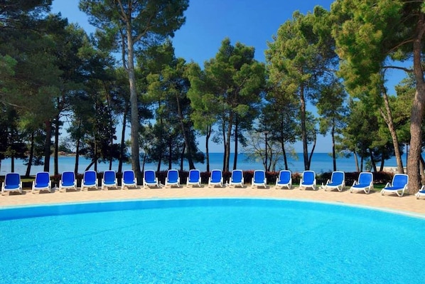 Ulkouima-allas, aurinkotuoleja