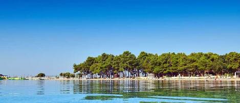 Nära stranden, solstolar och strandhanddukar
