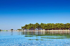 Beach nearby, sun-loungers, beach towels - Villa DANEX KATORO 2 **** (Umag)