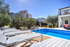 Piscine extérieure, chaises longues