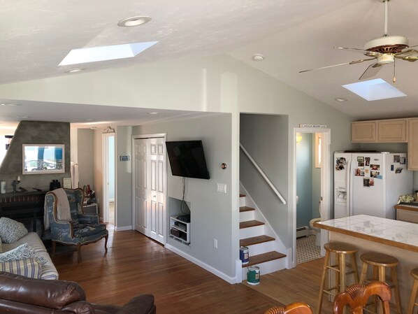 TV, fireplace - Auntie M’s cottage. Located in Ocean Bluffs MA. Perfect for a family vacation. (Marshfield)