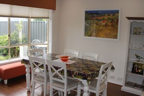 Premium Cottage, 3 Bedrooms, Garden View | In-room dining