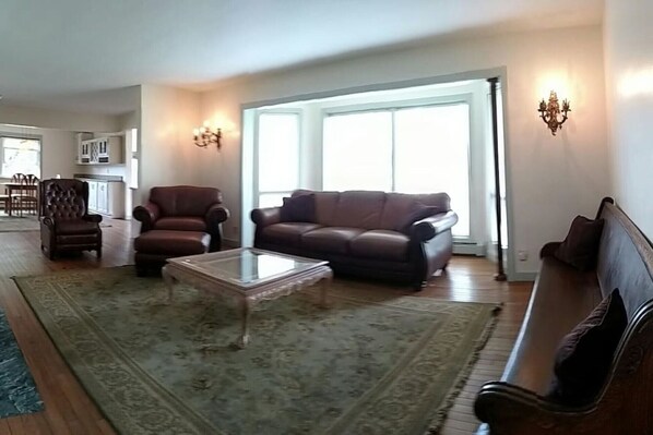 Smart TV, chimenea, futbolito y libros 