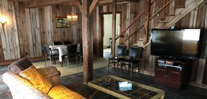 TV connectée, cheminée, baby-foot, livres