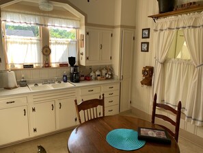 Full-sized fridge, microwave, oven, stovetop