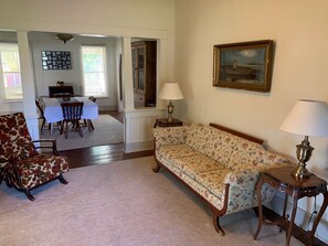 TV, DVD-spiller, bøker og filmbibliotek