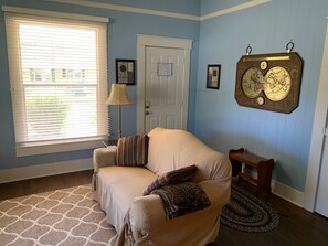 TV, DVD-spiller, bøker og filmbibliotek