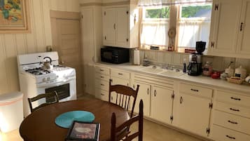 Full-sized fridge, microwave, oven, stovetop