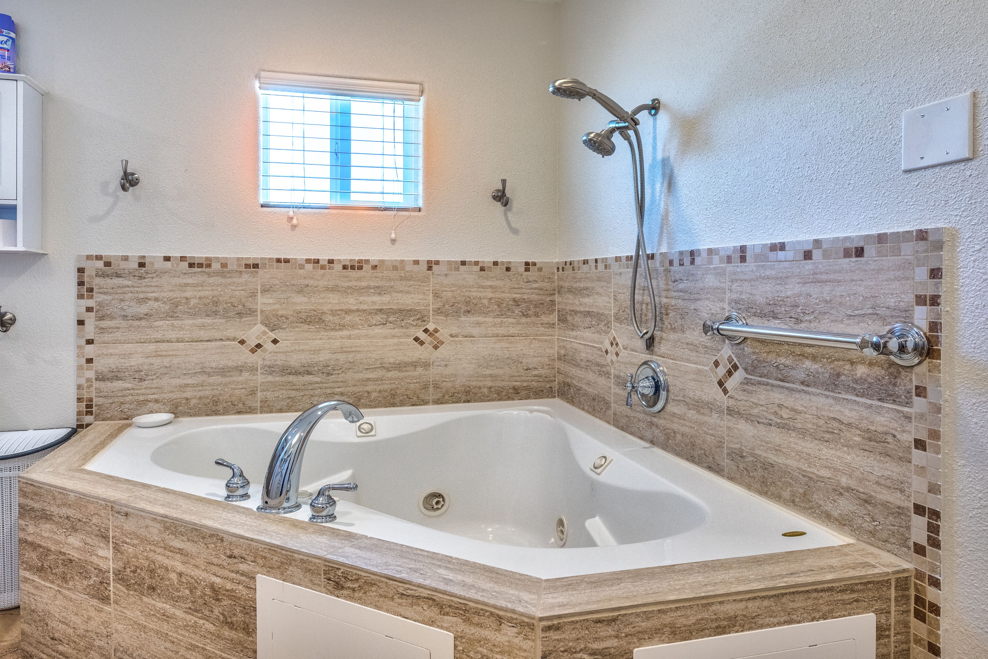 Douche, baignoire à jets, sèche-cheveux, bidet