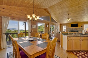 Dining - 3 Master Suites - Long Mountain Views Every Room - Gated - Fire Pit - Fire Place (Maggie Valley)