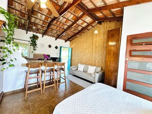 Familie loft | Woonruimte | Een 32-inch smart-tv met digitale zenders, Netflix en streamingdiensten