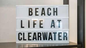 Una caja de luz con el texto "VIDA PLAYERA EN CLEARWATER".