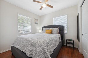 2 makuuhuonetta, työpöytä, silitysrauta/-lauta, ilmainen Wi-Fi