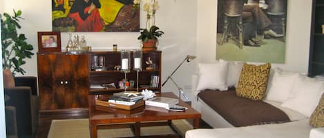 Télévision, lecteur de DVD, livres, chaßne hi-fi