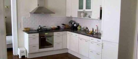 Frigorífico, microondas, horno y placa de cocina