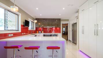 Kjøleskap, mikrobølgeovn, ovn og kokeplater