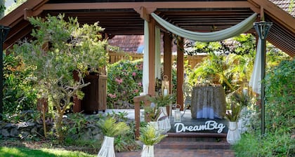 Spacious Hideaway Retreat, Pool , Spa,  Acreage, Billiards, 7 Bedrooms, Brisbane