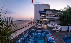 Tina de hidromasaje al aire libre