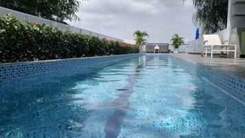 Una piscina al aire libre