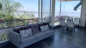 Deluxe Apartment | Egyptian cotton sheets, premium bedding, down comforters, pillowtop beds