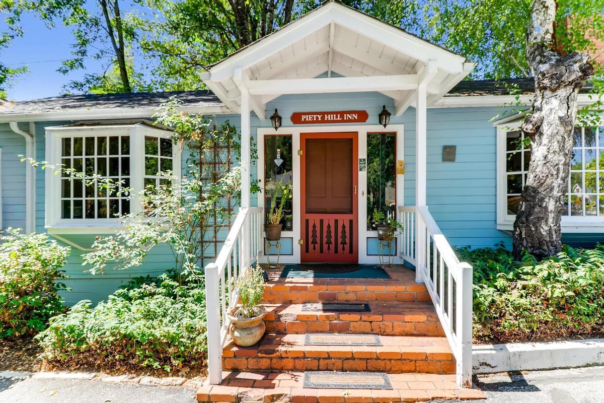 Outside view of Piety Hill Cottages in Nevada City, California