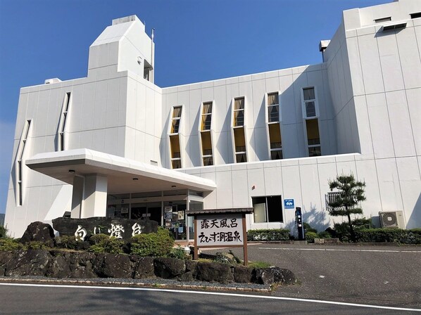 A modern building with a flat roof and large windows. There is a sign in front with Japanese characters. - Hotel Shiroitodai (Minami)