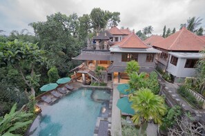 Outdoor pool, sun loungers - Ketut's Place Cottage Ubud (Ubud)