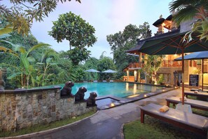 Outdoor pool, sun loungers - Ketut's Place Cottage Ubud (Ubud)