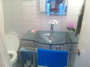 Regadera, regadera tipo lluvia, amenidades de baño gratuitas, toallas 