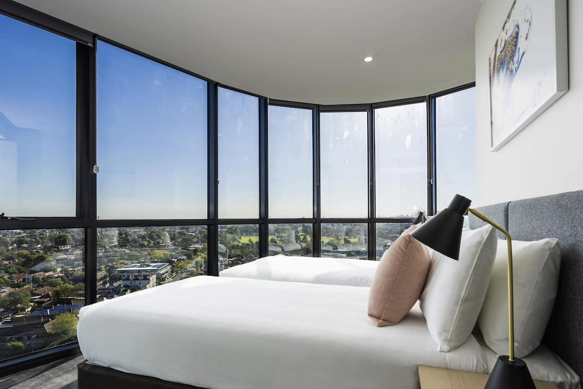 ملاءات للفراش لا تسبب الحساسية وخزنة داخل الغرفة ومكتب