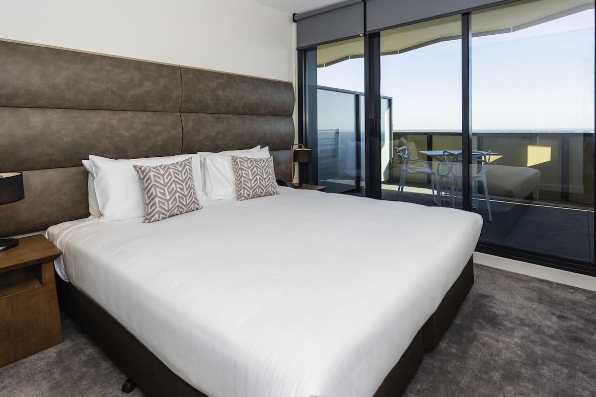 Hypo-allergenic bedding, in-room safe, desk, soundproofing