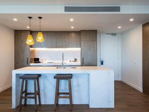 Hypo-allergenic bedding, in-room safe, desk, soundproofing - The Sebel Melbourne Malvern (Malvern East)