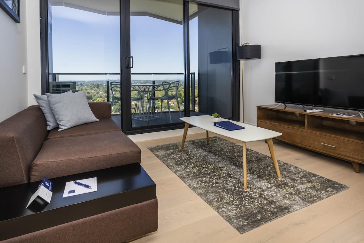 Apartamento, 1 quarto | Roupas de cama antialérgicas, cofres nos quartos, escrivaninha