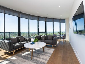 顶层房, 多张床, 阳台 (Views) | 防过敏的被褥、客房内保险箱、办公桌、隔音