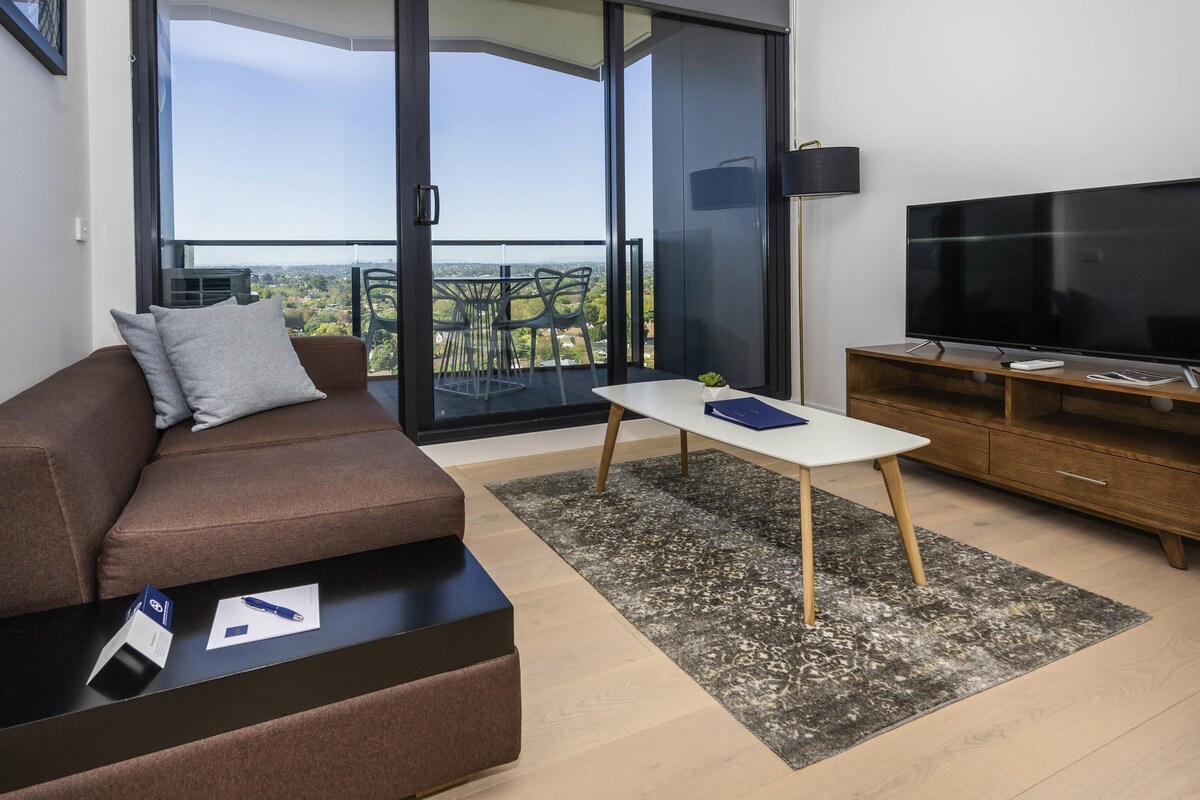 One Bedroom Apartment | Hypo-allergenic bedding available, in-room safe, desk, soundproofing