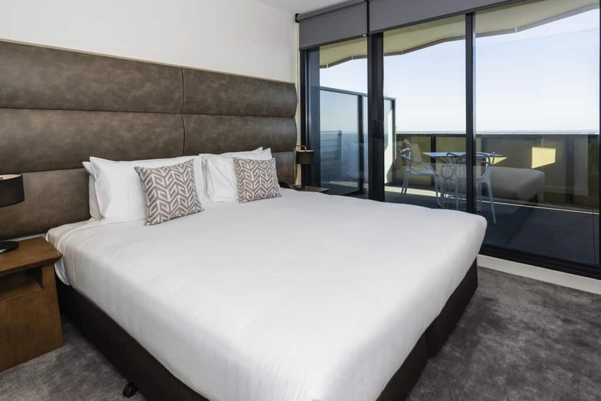 Hypo-allergenic bedding, in-room safe, desk, soundproofing