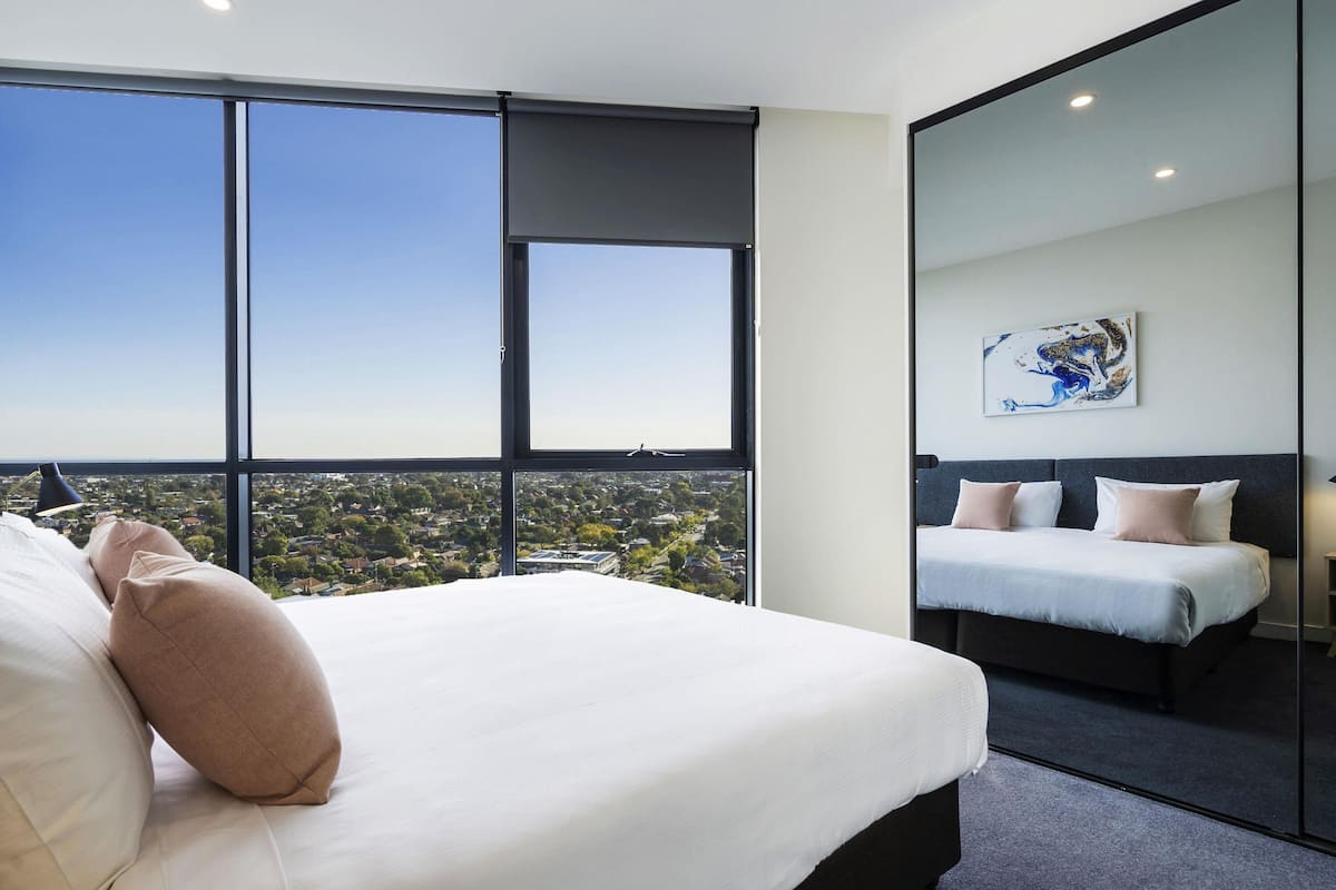 Deluxe-Apartment, 2 Schlafzimmer | Allergikerbettwaren, Zimmersafe, Schreibtisch, schallisolierte Zimmer