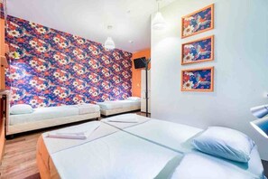 Habitación cuádruple, baño privado | Insonorización, wifi gratis y ropa de cama 