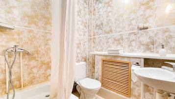Quadruple Room, Private Bathroom | Bathroom amenities
