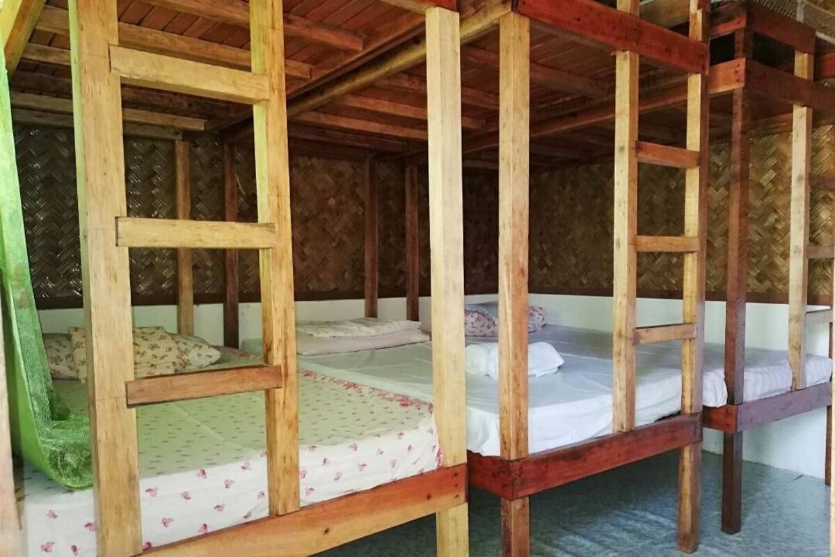Phòng tập thể Gia đình, nhiều giường, phòng tắm dùng chung | Két bảo mật tại phòng, bàn 