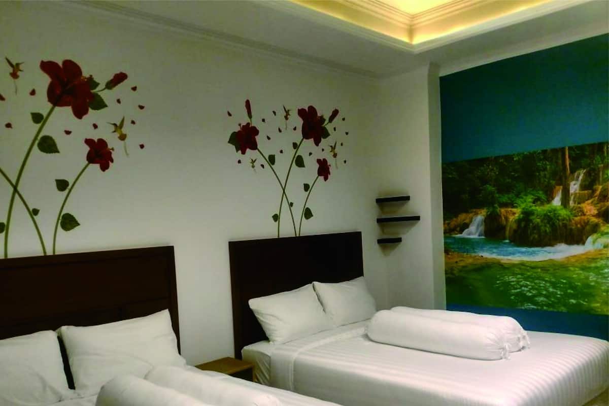 Habitación de hotel con dos camas, ropa de cama blanca y un mural grande de una cascada en la pared.
