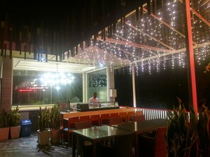 Melayani makan malam 