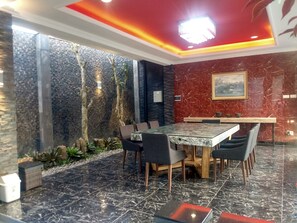 S'hi serveixen sopars 