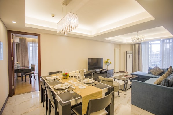 Departamento ejecutivo, 3 habitaciones | Área de sala de estar | Televisión de pantalla plana 