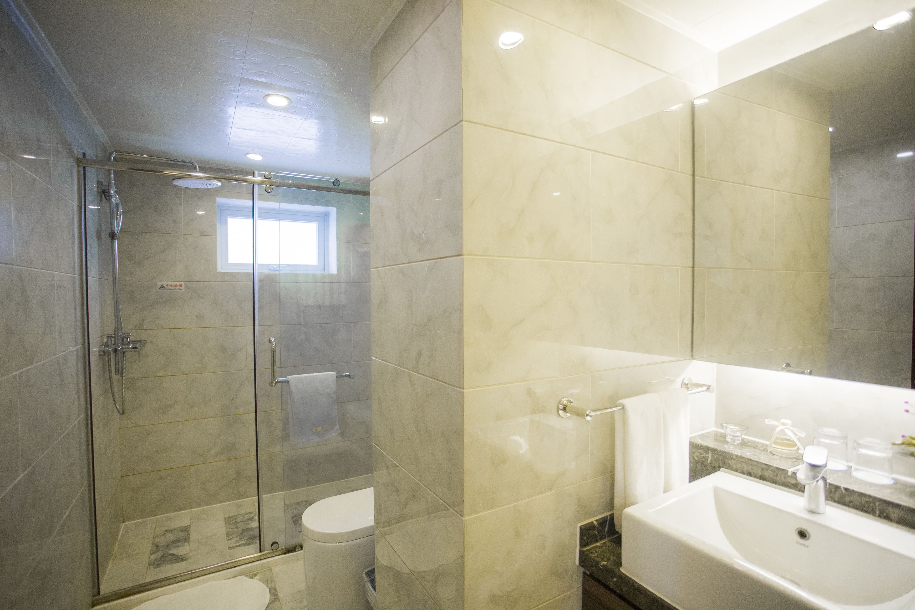 executive apartment, 3 bedrooms | bathroom | shower, free toiletries, hair dryer, slippers