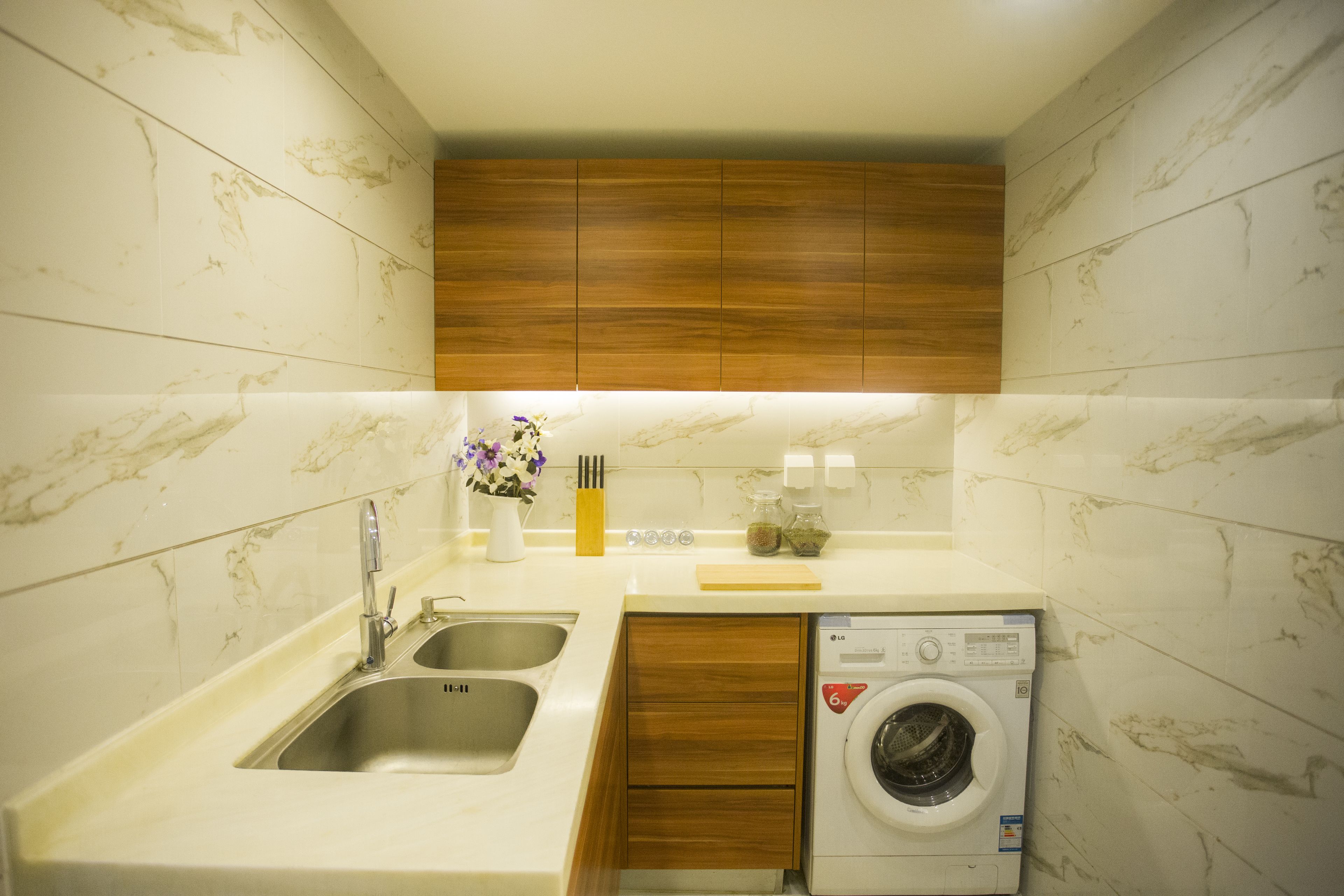 executive apartment, 3 bedrooms | private kitchen | fridge, microwave, electric kettle, cookware/dishes/utensils